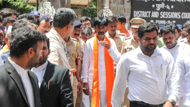 Pune: मनोज जरांगे पाटिल कोर्ट में पेश, धोखाधड़ी मामले में दी दोषमुक्ति की अर्जी