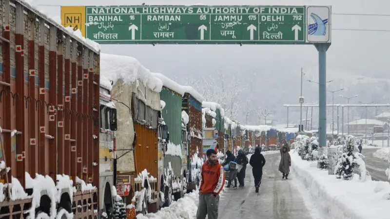 Hundreds of tourists stranded as Srinagar-Jammu National Highway remains closed for second day