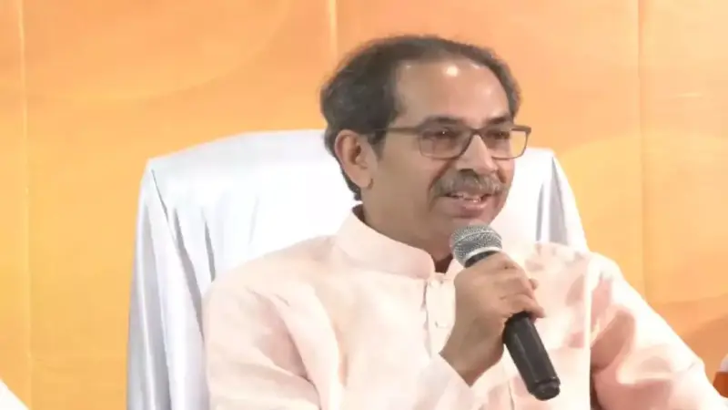ठाकरे गटात मोठी खळबळ; ८२ पदाधिकाऱ्यांचे सामूहिक राजीनामे