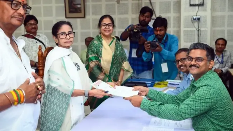 ममता बॅनर्जी यांचे जोरदार शक्तिप्रदर्शन