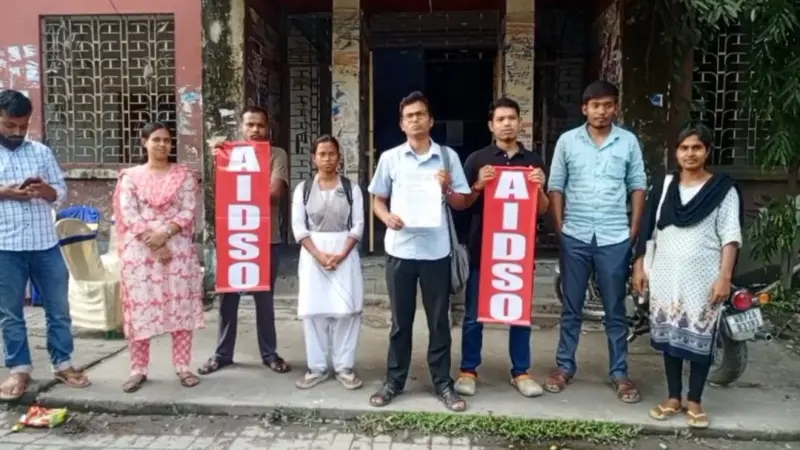 স্কুলগুলোতে দ্বাদশ শ্রেণিতে অতিরিক্ত ভর্তি ফি প্রত্যাহারের দাবিতে ডিআই এর কাছে ডেপুটেশন