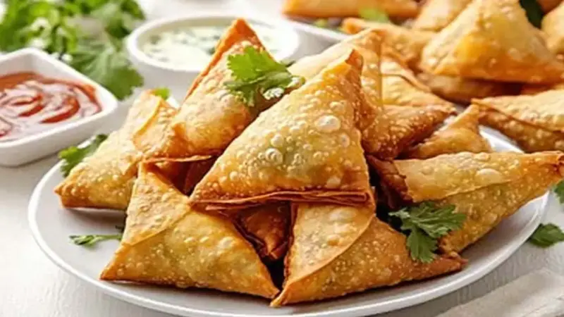 तपती गैस, महंगा तेल : समोसा-कचौड़ी का बिगड़ा खेल, 5 रुपए प्रति प्लेट महंगा हुआ नाश्ता