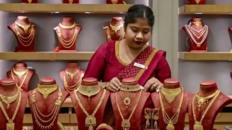 தங்கம் விலை உயர்வு! ஷாக்கில் நகை பிரியர்கள்!