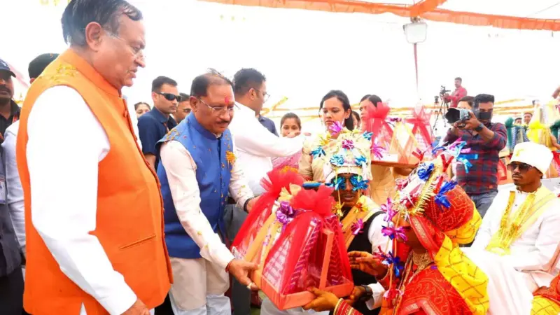 CM साय ने गोंडवाना समाज के आदर्श सामूहिक विवाह में नवदंपतियों को दिया  आशीर्वाद | Dailyhunt