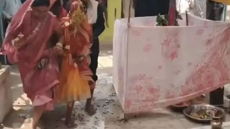 தீ மிதிக்கும் மணமக்கள். புகுந்த வீட்டில் நடக்கும் வினோத 'அக்னி பரீட்சை'.. மணப்பெண் தீயைத் தாண்டினால் தான் வீட்டிற்குள் அனுமதி. வைரலாகும் அதிர்ச்சி வீடியோ.!!!