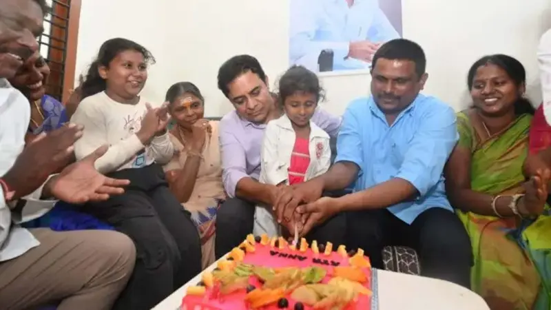 పోలీసులు తీసుకెళ్లిన ఇంట్లోనే బర్త్‌డే చేసుకున్న కేటీఆర్‌