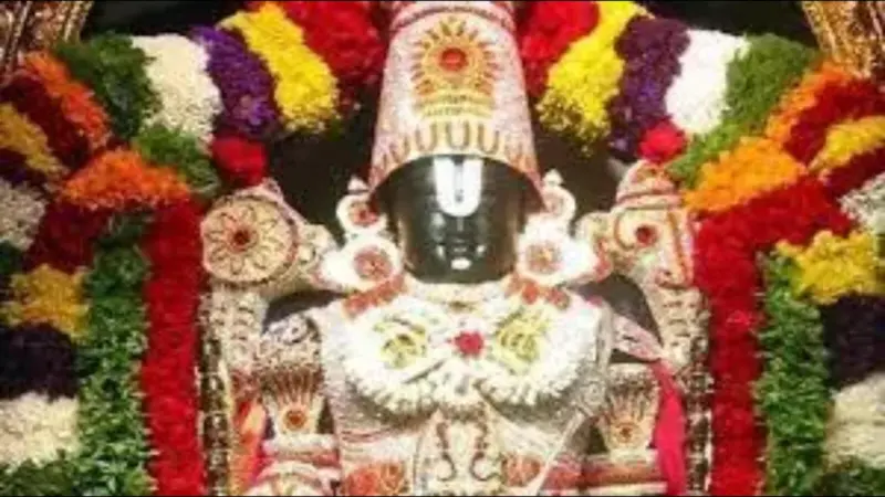 perumal sadari seva பெருமாள் கோயில்களில் தலையில் சடாரி சாத்துவதன் ரகசியம் என்ன தெரியுமா?