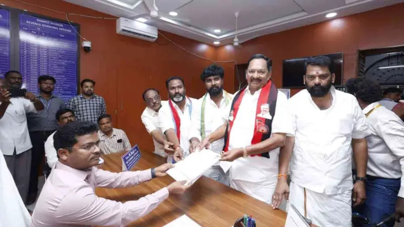 திடீர் திருப்பம் : வேட்பு மனுவைத் தாக்கல் செய்தார் அமைச்சர் காந்தி!