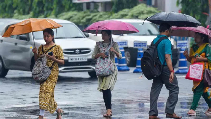 কলকাতা-সহ দক্ষিণের ৮ জেলায় মাঝারি বৃষ্টি, ৩০-৪০ কিমি বেগে ঝড়ের পূর্বাভাস, সতর্কতা কোন কোন জেলায়
