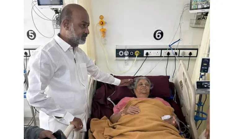 BIG BREAKING : బండి సంజయ్ తల్లికి గుండెపోటు: ఆసుపత్రికి తరలింపు