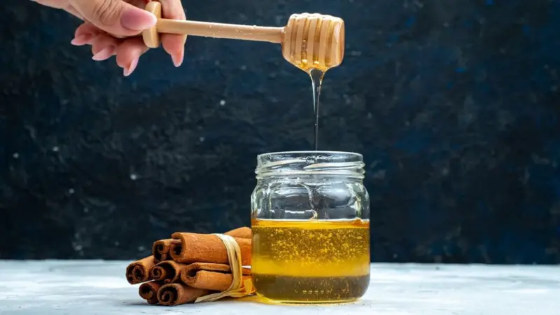 ചൂടുവെള്ളത്തില്‍ തേൻ ചേര്‍ക്കാമോ? ഗുണങ്ങള്‍ ലഭിക്കാൻ ഇങ്ങനെ ഉപയോഗിക്കൂ