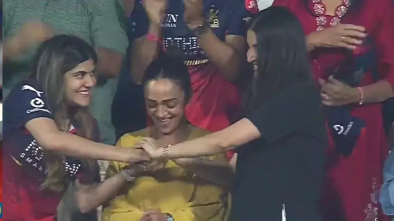 Watch: Ananya Birla's sweet gesture to Anushka Sharma after Kohli's fifty in MI vs RCB IPL 2026 match