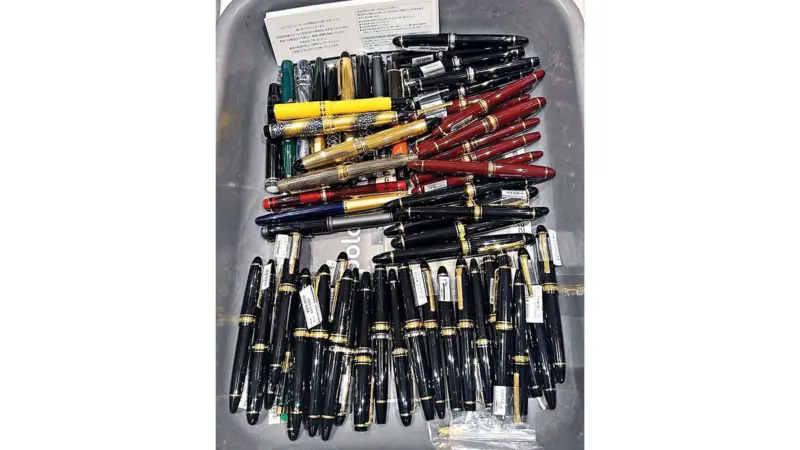 Customs chief's eye for rare pens led to seizureIIT grad was trapped to smuggle Rs 30-lakh pens