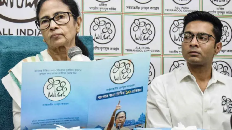 West Bengal: టీఎంసీ ఆఫీస్‌లో వందలాది ఆధార్ కార్డులు.. బెంగాల్‌లో సంచలనం!
