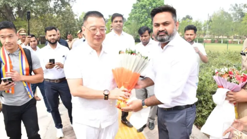 कुशीनगर को नई पहचान दिलाने की पहल, सिंगापुर के उच्चायुक्त साइमन वोंग का डीएम महेंद्र सिंह तंवर ने किया भव्य स्वागत