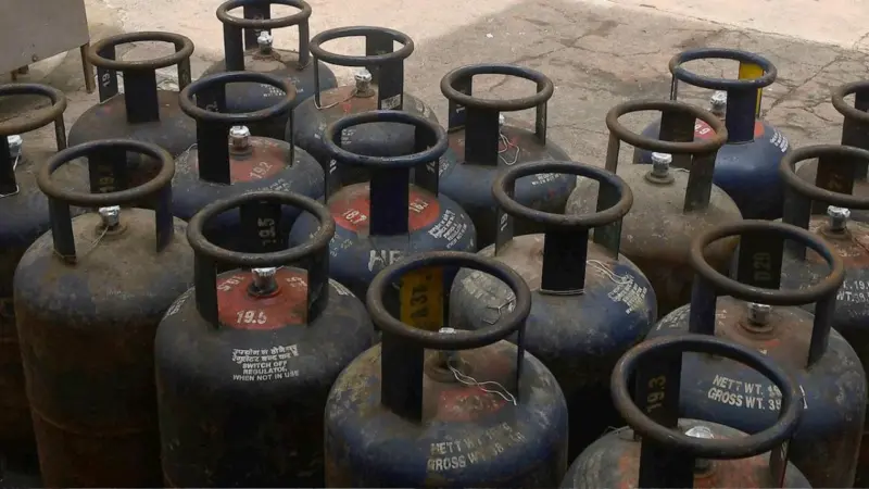 வணிக பயன்பாட்டுக்கான கேஸ் சிலிண்டர் விலை அதிரடி உயர்வு. எவ்வளவு தெரியுமா?