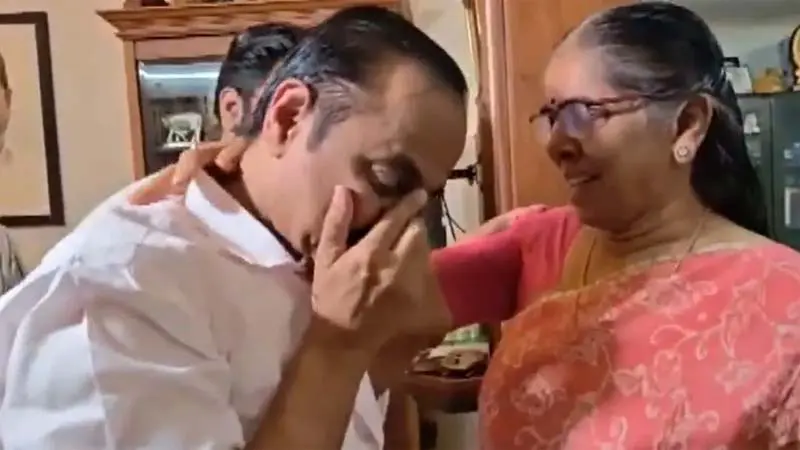 కేరళం కొత్త సీఎం కన్నీరు