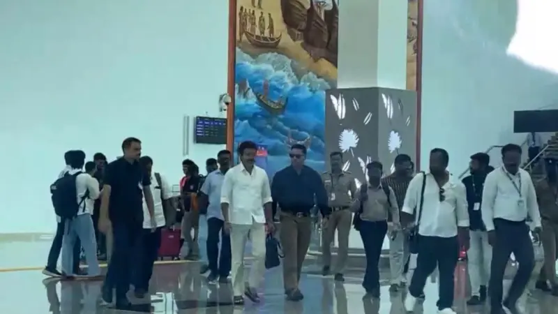 திருநெல்வேலி பிரசாரம்.. விமானம் மூலம் தூத்துக்குடி வந்த தவெக தலைவர் விஜய்!