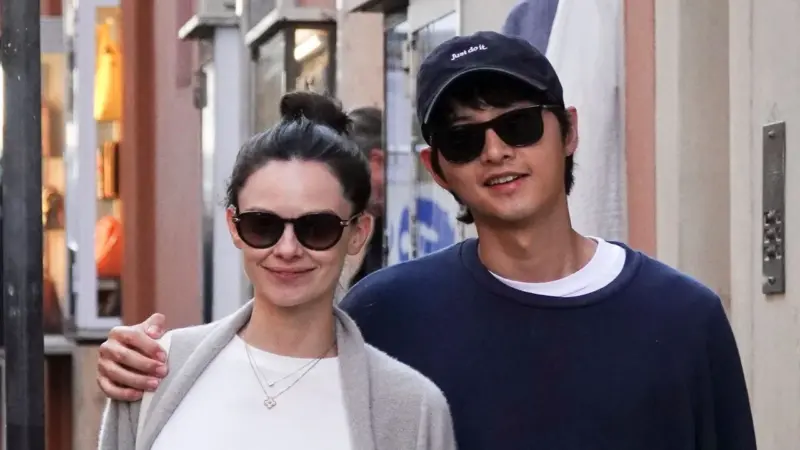 Song Joong Ki and Katy Louise Saunders make first couple appearance at public event 3 years after marriage
