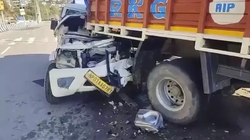Solan Accident: सोलन के आंजी में भीषण सड़क हादसा, एक की मौत, दो गंभीर घायल - Divya Himachal