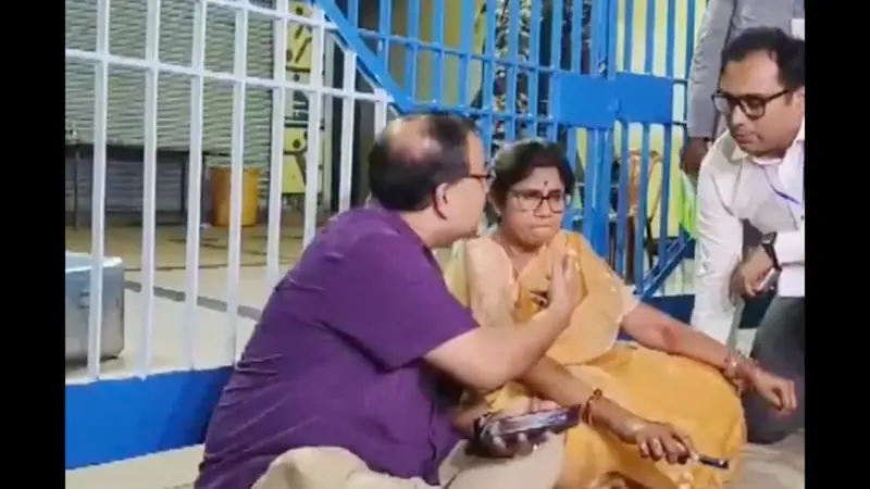 कोलकाता में EVM स्ट्रॉन्ग रूम के बाहर TMC का धरना, बैलेट बॉक्स खोलने के आरोप; BJP ने बताया 'झूठी अफवाह'