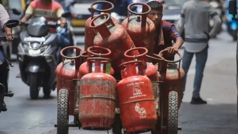 LPG Price Hike: महंगाई का नया वार! LPG सिलेंडर के बढ़े दाम, तुरंत चेक करें अपने शहर की कीमत