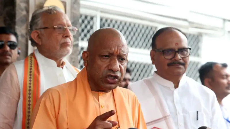 कांग्रेस और सपा जन्मजात महिला विरोधी, गिरगिट की तरह बदलते हैं रंग: CM योगी