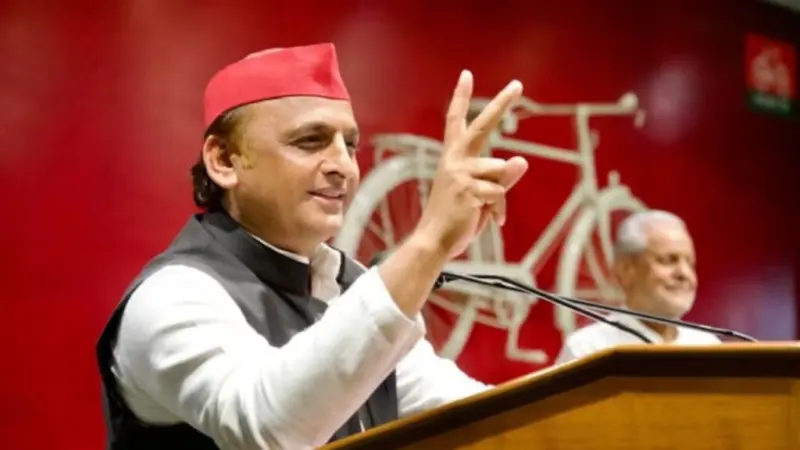 "दो स्टूल मिलाकर कुर्सी नहीं बनती", डिप्टी सीएम पर अखिलेश यादव ने कसा तंज