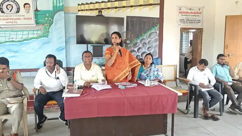 సంక్షేమ పథకాల అమలుకు ప్రజా ప్రతినిధులు చొరవ చూపాలి