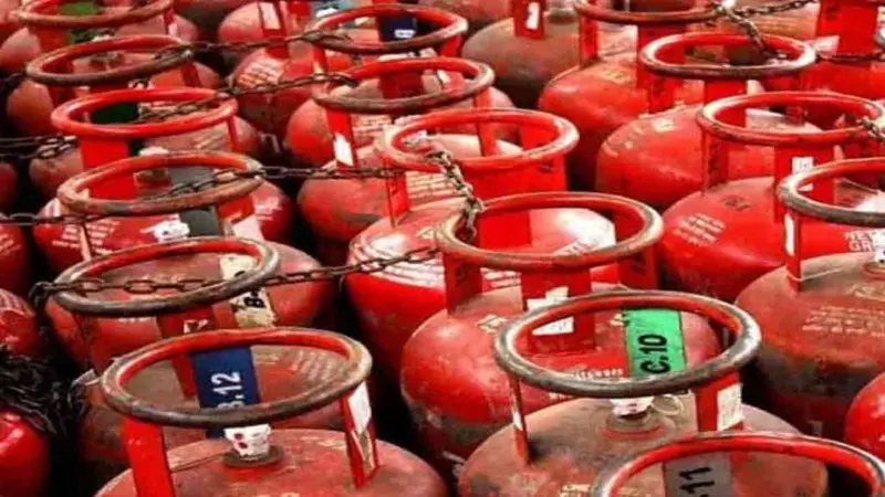 காலையிலேயே அதிர்ச்சி மேல் அதிர்ச்சி; கிடுகிடுவென உயர்ந்த சிலிண்டர் விலை!