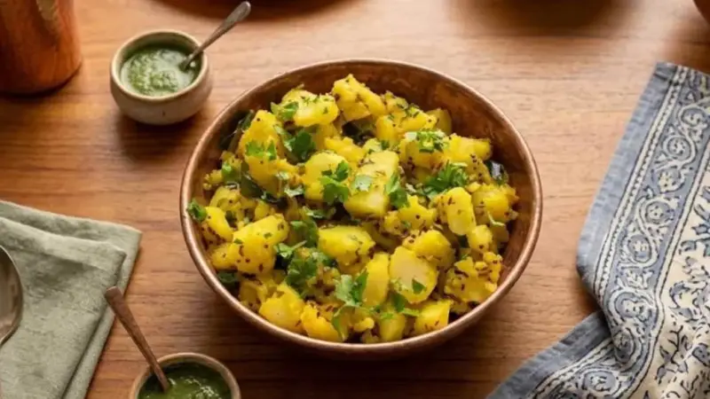 Gujarati Aloo: बच्चों के लिए बनाएं गुजराती स्टाइल खट्टे-मीठे आलू, एक बार खाएंगे तो बार-बार मांगेंगे