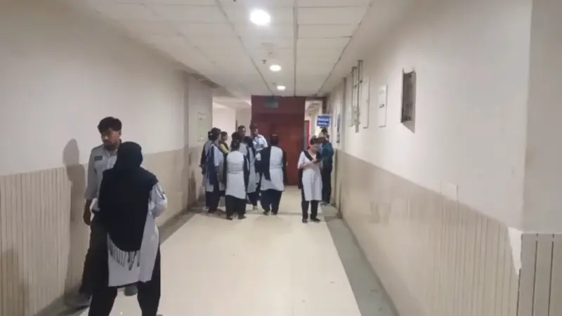 মাতৃমা বিভাগে উত্তেজনা, নিরাপত্তারক্ষীদের পিটিয়ে জখম করার অভিযোগ।