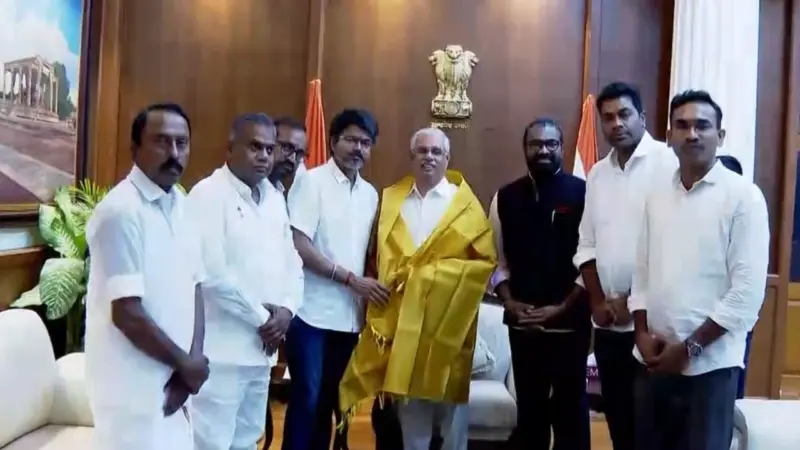 ஆட்சி அமைக்க அனுமதி கோரி ஆளுநரை சந்தித்தார் தவெக தலைவர் விஜய்!