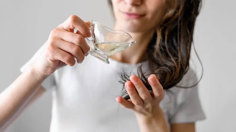 பியூட்டி டிப்ஸ்: முடி உதிர்தலைத் தடுக்கும் எண்ணெய். வீட்டிலேயே தயாரிக்கலாம்!