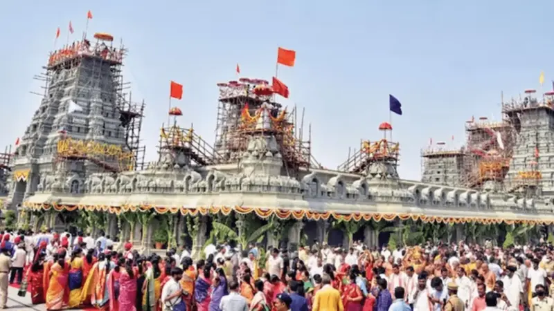 వరుస సెలవులు రావడంతో యాదాద్రికి పోటెత్తిన భక్తులు