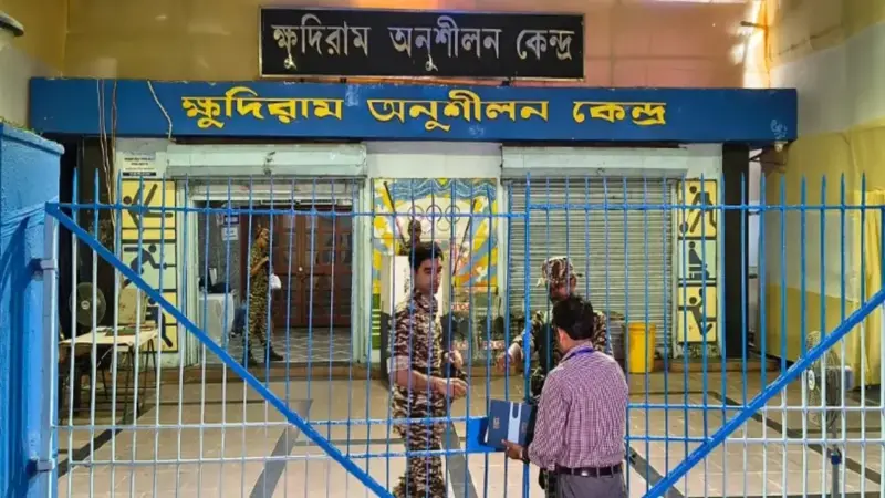 মধ্যরাতে রণক্ষেত্র ক্ষুদিরাম অনুশীলন কেন্দ্র! স্ট্রংরুমে 'বহিরাগত' ঢোকানোর অভিযোগে ধুন্ধুমার, নির্বাচন কমিশনের জরুরি তলব!