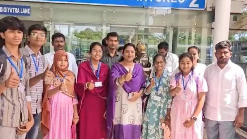 ప్రభుత్వ స్కూల్ టెన్త్ టాపర్లకు అపూర్వ గౌరవం.. గన్నవరం నుంచి హైదరాబాద్ కు ఫ్లైట్ జర్నీ