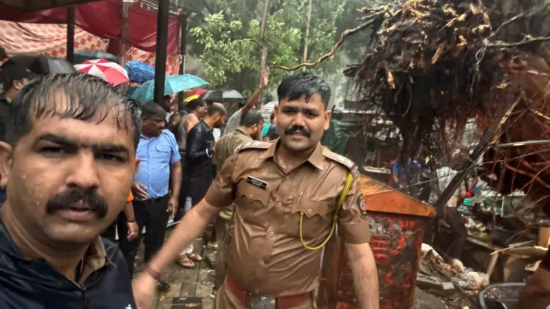 Pune Rain: पुण्यात सोसाट्याच्या वाऱ्यासह मुसळधार पाऊस, झाड कोसळल्यानं एका कुटुंबावर कोसळला दुःखाचा डोंगर