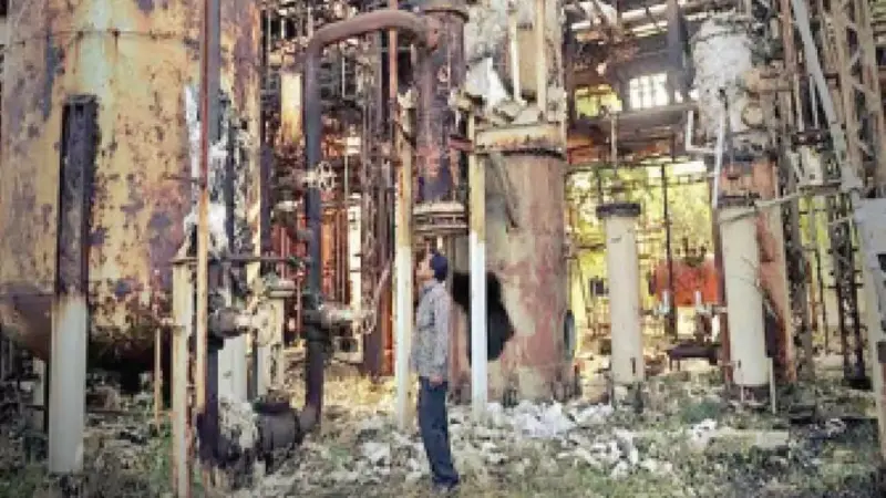Blasts at treatment plant of Union Carbide's toxic waste trigger panic