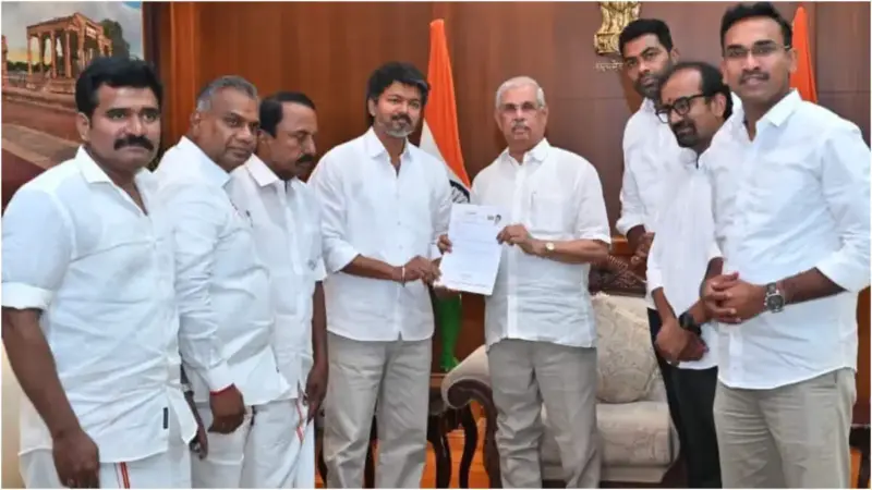 സര്ക്കാര് രൂപീകരണത്തിന് തിരക്കിട്ട നീക്കങ്ങളുമായി വിജയ്; ഗവര്ണറെ കണ്ടു