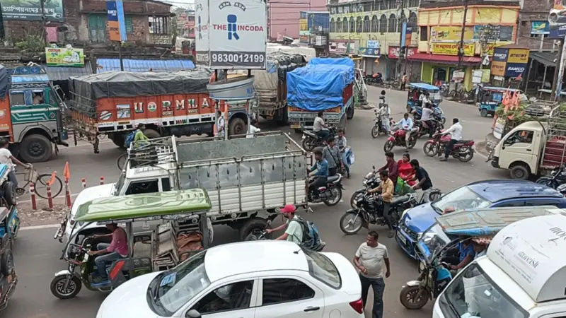 পশ্চিম মেদিনীপুরের Chandrakona Road শহরে কয়েক ঘণ্টার ভয়াবহ যানজটে চরম ভোগান্তির শিকার হলেন সাধারণ মানুষ।