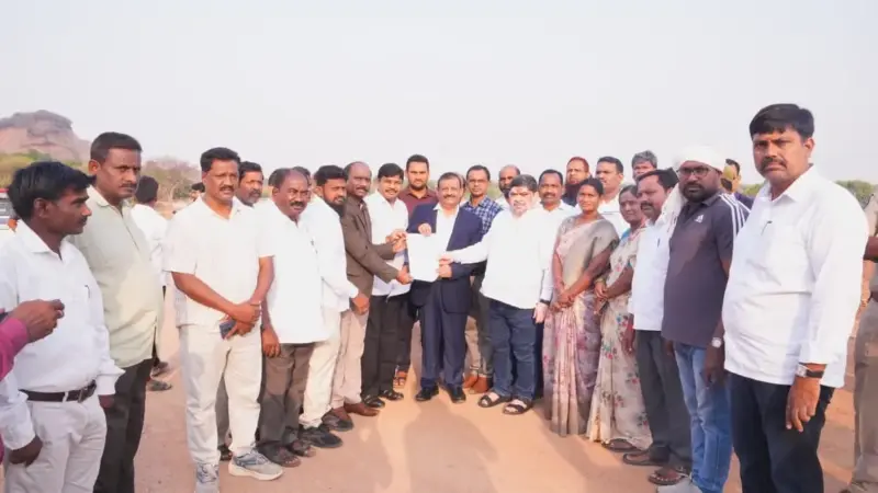 శాతవాహన ఇంజనీరింగ్ కాలేజీ: అధికారులకు స్థల పత్రాలు అందజేసిన మంత్రి పొన్నం