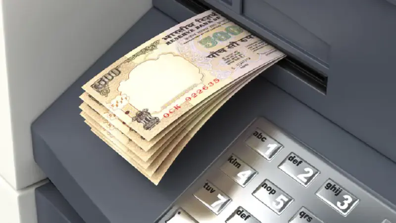 Big shock for those who withdraw cash from ATM! Withdrawing money will become expensive from May 1, know how much charge you will have to pay