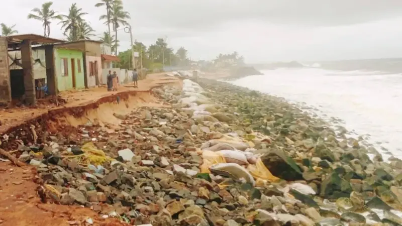 പൊഴിയൂരിലെ തീരദേശ റോഡ് വീണ്ടും തകര്ന്നു