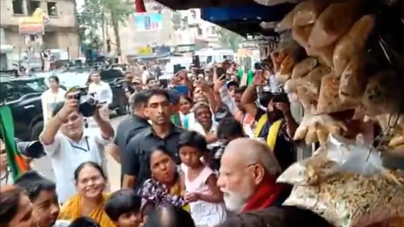 সভা শেষে ঝাড়গ্রাম কলেজ মোড়ে মশলামুড়ি খেলেন মোদী