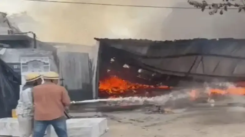 गुरुग्राम में भीषण अग्निकांड: वेल्डिंग की चिंगारी से 4 फर्नीचर गोदाम खाक, आसमान में छाया काला धुआं