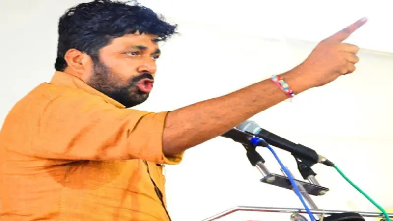 बच्चू कडू शिवसैनिक होणार? एकनाथ शिंदे गटात सामील होण्याची घोषणा केली; महाराष्ट्राच्या राजकारणात मोठी खळबळ उडाली