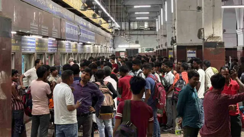 ভোট না দিলে যদি নাম কেটে যায়! দলে দলে ফিরছেন পরিযায়ীরা, ভিড় হাওড়া স্টেশনে, শিলিগুড়িতে বাস নিয়ে ক্ষোভ