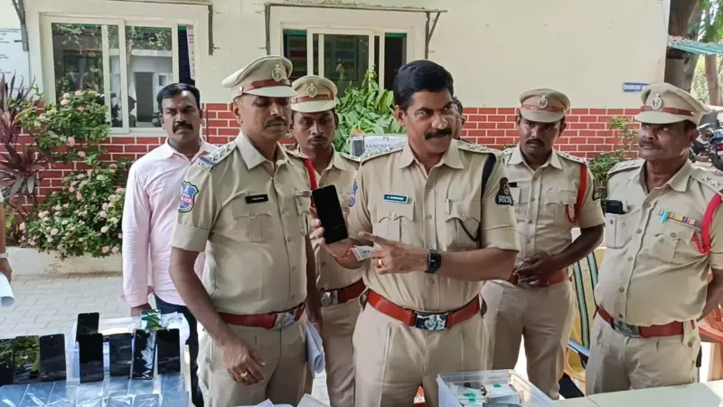 Hyderabad mobile snatching gang dismantled stolen iPhones, Samsung fold phones for spare parts; 6 arrested