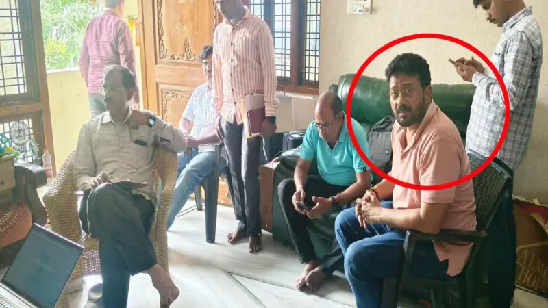 యూఎల్సీ డిప్యూటీ కలెక్టర్ నివాసాల్లో ఏసీబీ తనిఖీలు